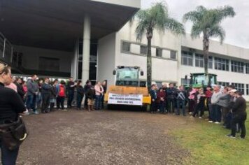 Foto - DEPUTADO GIOVANI CHERINI OFICIALIZA ENTREGA DE MÁQUINA