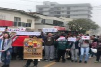 Foto - CAMINHADA DE VALORIZAÇÃO A VIDA MARCOU A MANHÃ COM CENTENAS DE PARTICIPANTES