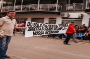 Foto - DESFILE CIVICO CULTURAL FICOU NA HISTÓRIA DOS 60 ANOS DO MUNICÍPIO