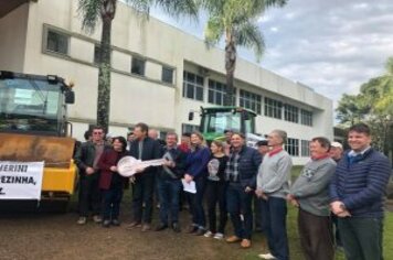 Foto - DEPUTADO GIOVANI CHERINI OFICIALIZA ENTREGA DE MÁQUINA