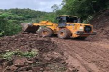 Foto - SECRETARIA DE OBRAS SEGUE COM A RECUPERAÇÃO DE ESTRADAS ATINGIDAS PELAS FORTES CHUVAS DOS ÚLTIMOS DIAS