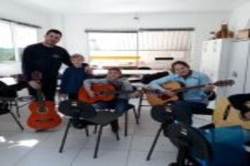 Foto - AULA DE VIOLÃO ACONTECE TODA TERÇA-FEIRA JUNTO AO CRAS