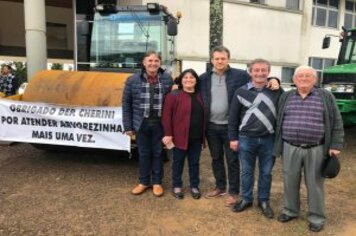 Foto - DEPUTADO GIOVANI CHERINI OFICIALIZA ENTREGA DE MÁQUINA