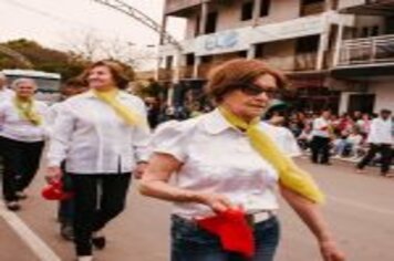 Foto - DESFILE CIVICO CULTURAL FICOU NA HISTÓRIA DOS 60 ANOS DO MUNICÍPIO