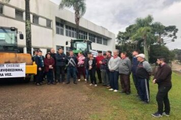 Foto - DEPUTADO GIOVANI CHERINI OFICIALIZA ENTREGA DE MÁQUINA