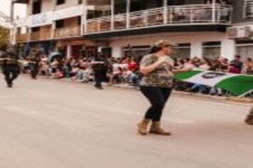 Foto - DESFILE CIVICO CULTURAL FICOU NA HISTÓRIA DOS 60 ANOS DO MUNICÍPIO