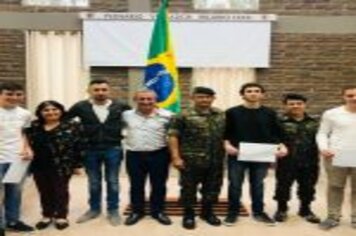 Foto - PREFEITO E VICE-PREFEITA PARTICIPAM DE SOLENIDADE DE ENTREGA DE CERTIFICADO DE DISPENSA DO EXERCITO PARA 65 JOVENS