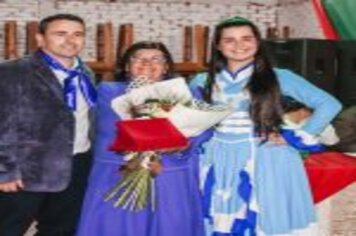 Foto - PREFEITO E VICE-PREFEITA PARTICIPAM DE HOMENAGEM AS MULHERES TRADICIONALISTAS DO MUNICÍPIO