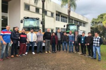 Foto - DEPUTADO GIOVANI CHERINI OFICIALIZA ENTREGA DE MÁQUINA