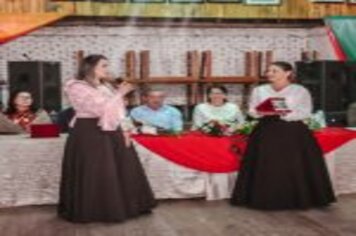 Foto - PREFEITO E VICE-PREFEITA PARTICIPAM DE HOMENAGEM AS MULHERES TRADICIONALISTAS DO MUNICÍPIO