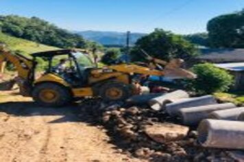 Foto - CONSTRUÇÃO DE REDE DE ESGOTO NA RUA SOLEDADE SERÁ FINALIZADA HOJE