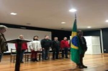 Foto - JOVENS DISPENSADOS DO SERVIÇO MILITAR FAZEM JURAMENTO À BANDEIRA