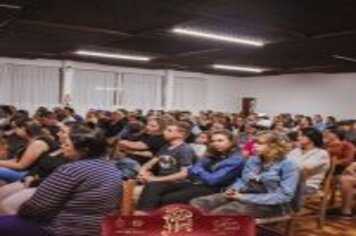 Foto - ESPETÁCULO TEATRAL REUNIU CENTENAS DE PESSOAS