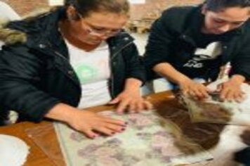 Foto - CURSO DE DECOUPAGE EM PRATOS FOI REALIZADO ONTEM