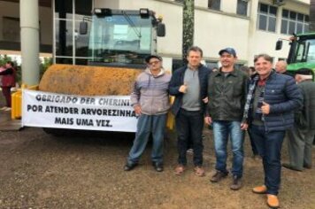 Foto - DEPUTADO GIOVANI CHERINI OFICIALIZA ENTREGA DE MÁQUINA