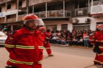 Foto - DESFILE CIVICO CULTURAL FICOU NA HISTÓRIA DOS 60 ANOS DO MUNICÍPIO