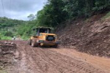 Foto - SECRETARIA DE OBRAS SEGUE COM A RECUPERAÇÃO DE ESTRADAS ATINGIDAS PELAS FORTES CHUVAS DOS ÚLTIMOS DIAS