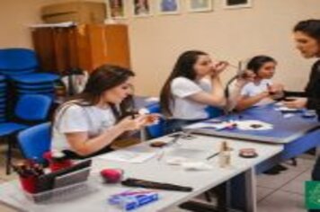 Foto - CANDIDATAS A CORTE DE SOBERANAS PARTICIPAM DE CURSO DE MAQUIAGEM