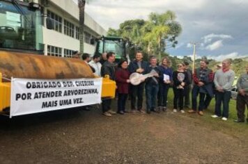 Foto - DEPUTADO GIOVANI CHERINI OFICIALIZA ENTREGA DE MÁQUINA