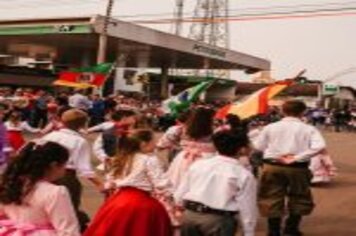 Foto - DESFILE CIVICO CULTURAL FICOU NA HISTÓRIA DOS 60 ANOS DO MUNICÍPIO