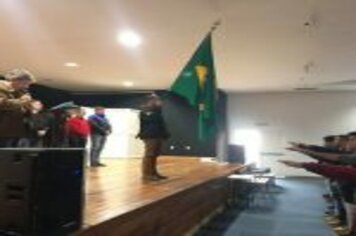 Foto - JOVENS DISPENSADOS DO SERVIÇO MILITAR FAZEM JURAMENTO À BANDEIRA