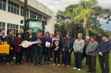 Foto - DEPUTADO GIOVANI CHERINI OFICIALIZA ENTREGA DE MÁQUINA