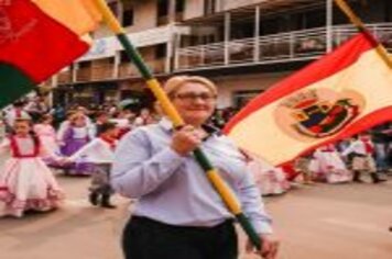 Foto - DESFILE CIVICO CULTURAL FICOU NA HISTÓRIA DOS 60 ANOS DO MUNICÍPIO