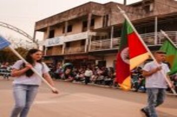 Foto - DESFILE CIVICO CULTURAL FICOU NA HISTÓRIA DOS 60 ANOS DO MUNICÍPIO