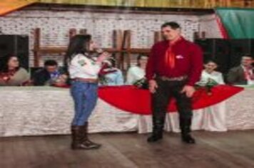 Foto - PREFEITO E VICE-PREFEITA PARTICIPAM DE HOMENAGEM AS MULHERES TRADICIONALISTAS DO MUNICÍPIO