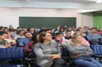 Foto - PALESTRA INICIA A SEMANA DA PREVENÇÃO, CONSCIENTIZAÇÃO E COMBATE A DEPENDENCIA QUÍMICA.