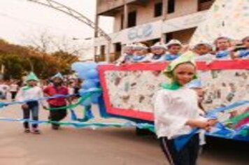 Foto - DESFILE CIVICO CULTURAL FICOU NA HISTÓRIA DOS 60 ANOS DO MUNICÍPIO