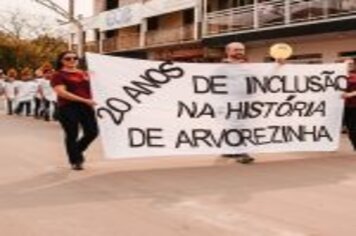 Foto - DESFILE CIVICO CULTURAL FICOU NA HISTÓRIA DOS 60 ANOS DO MUNICÍPIO