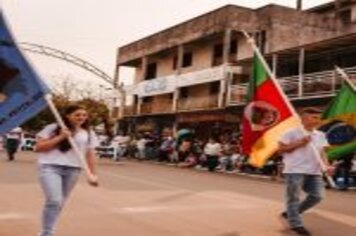 Foto - DESFILE CIVICO CULTURAL FICOU NA HISTÓRIA DOS 60 ANOS DO MUNICÍPIO