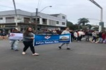 Foto - CAMINHADA DE VALORIZAÇÃO A VIDA MARCOU A MANHÃ COM CENTENAS DE PARTICIPANTES