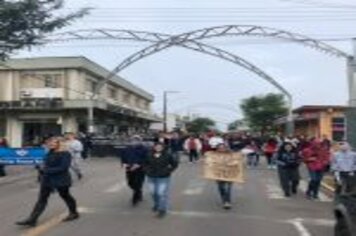 Foto - CAMINHADA DE VALORIZAÇÃO A VIDA MARCOU A MANHÃ COM CENTENAS DE PARTICIPANTES