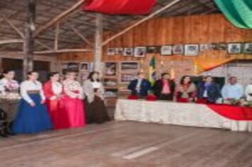 Foto - PREFEITO E VICE-PREFEITA PARTICIPAM DE HOMENAGEM AS MULHERES TRADICIONALISTAS DO MUNICÍPIO