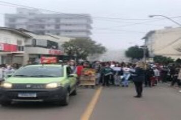 Foto - CAMINHADA DE VALORIZAÇÃO A VIDA MARCOU A MANHÃ COM CENTENAS DE PARTICIPANTES