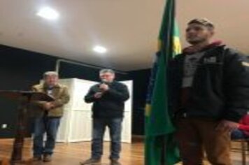 Foto - JOVENS DISPENSADOS DO SERVIÇO MILITAR FAZEM JURAMENTO À BANDEIRA