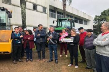 Foto - DEPUTADO GIOVANI CHERINI OFICIALIZA ENTREGA DE MÁQUINA