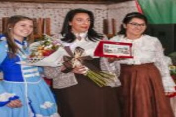 Foto - PREFEITO E VICE-PREFEITA PARTICIPAM DE HOMENAGEM AS MULHERES TRADICIONALISTAS DO MUNICÍPIO