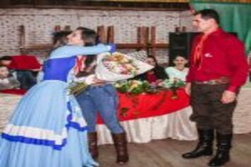 Foto - PREFEITO E VICE-PREFEITA PARTICIPAM DE HOMENAGEM AS MULHERES TRADICIONALISTAS DO MUNICÍPIO