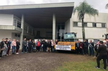 Foto - DEPUTADO GIOVANI CHERINI OFICIALIZA ENTREGA DE MÁQUINA