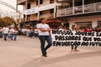 Foto - DESFILE CIVICO CULTURAL FICOU NA HISTÓRIA DOS 60 ANOS DO MUNICÍPIO