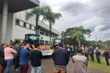 Foto - DEPUTADO GIOVANI CHERINI OFICIALIZA ENTREGA DE MÁQUINA