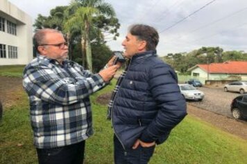 Foto - DEPUTADO GIOVANI CHERINI OFICIALIZA ENTREGA DE MÁQUINA