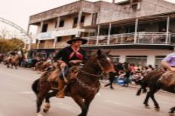 Foto - DESFILE CIVICO CULTURAL FICOU NA HISTÓRIA DOS 60 ANOS DO MUNICÍPIO