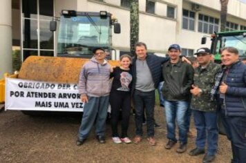 Foto - DEPUTADO GIOVANI CHERINI OFICIALIZA ENTREGA DE MÁQUINA