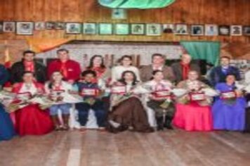 Foto - PREFEITO E VICE-PREFEITA PARTICIPAM DE HOMENAGEM AS MULHERES TRADICIONALISTAS DO MUNICÍPIO