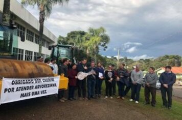 Foto - DEPUTADO GIOVANI CHERINI OFICIALIZA ENTREGA DE MÁQUINA