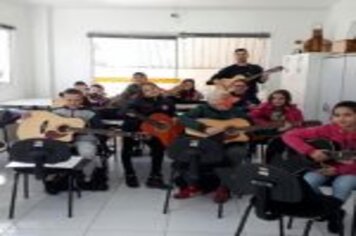 Foto - AULA DE VIOLÃO ACONTECE TODA TERÇA-FEIRA JUNTO AO CRAS